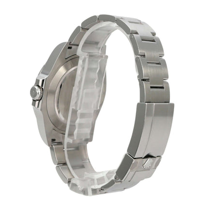 Rolex Explorer II 226570 Weiß seitliche Ansicht des Edelstahlarmbands und Gehäuses mit polierter und satinierter Oberfläche.