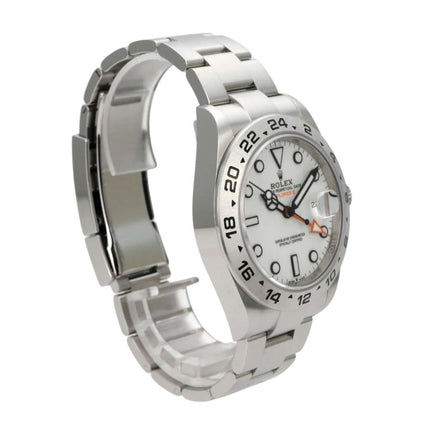 Rolex Explorer II 226570 Weiß mit poliertem Edelstahlgehäuse und weißem Zifferblatt, 42 mm Durchmesser.