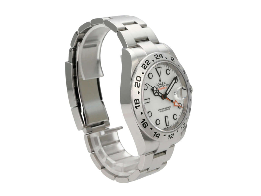 Rolex Explorer II 226570 Weiß mit poliertem Edelstahlgehäuse und weißem Zifferblatt, 42 mm Durchmesser.