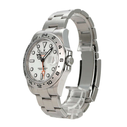 Rolex Explorer II 226570 Weiß am Edelstahlarmband mit weißem Zifferblatt und Leuchtindizes.