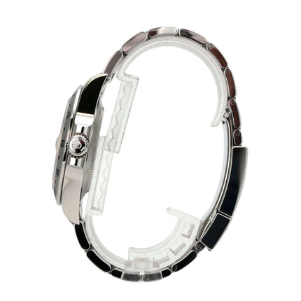 Rolex Explorer II 226570 Weiß Uhr mit Edelstahlarmband und Sicherheitsfaltschließe, seitliche Ansicht.