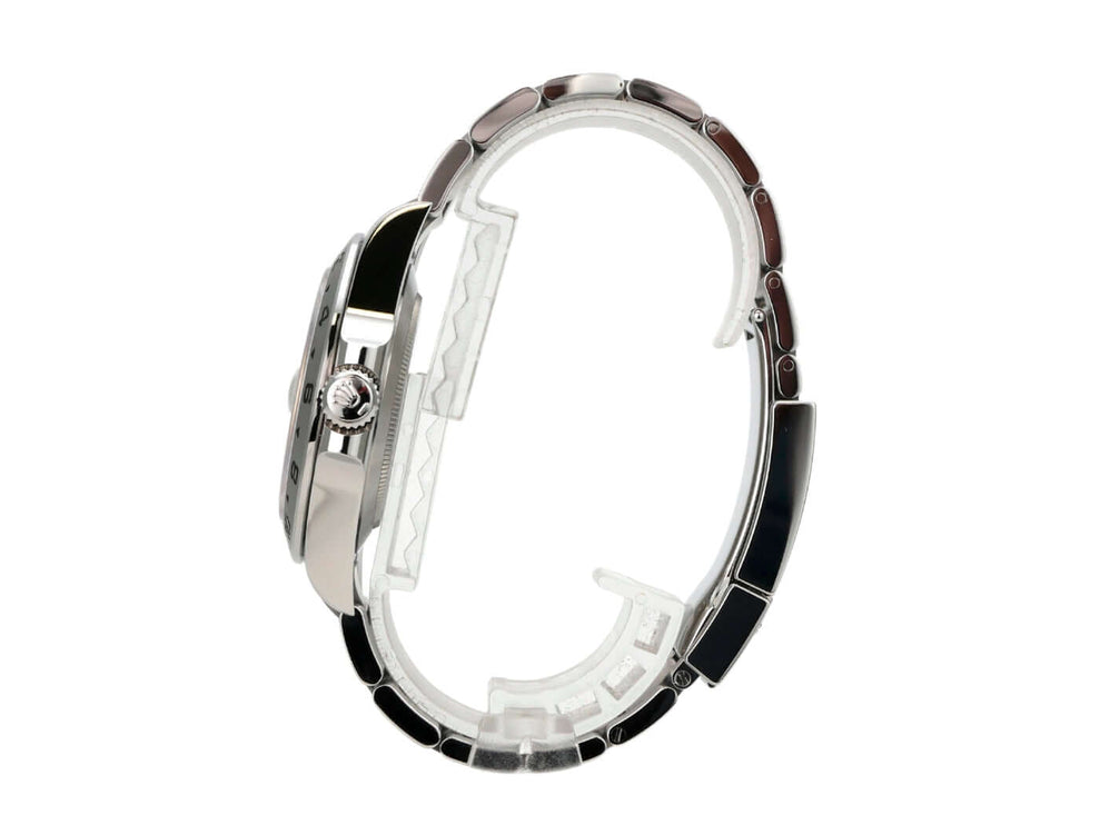 Rolex Explorer II 226570 Weiß Uhr mit Edelstahlarmband und Sicherheitsfaltschließe, seitliche Ansicht.