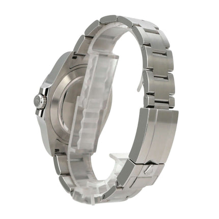 Seitenansicht des Rolex Explorer II 226570 Weiß mit satiniertem Edelstahlarmband und Oyster-Gehäuse.