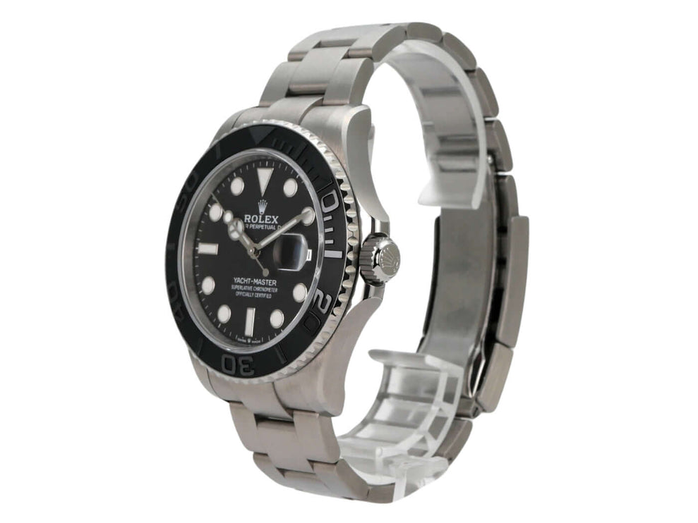 Rolex Yacht-Master 42 Titan 226627 Schimmernde Uhr mit schwarzem Zifferblatt und Titanband auf einem weißen Hintergrund.