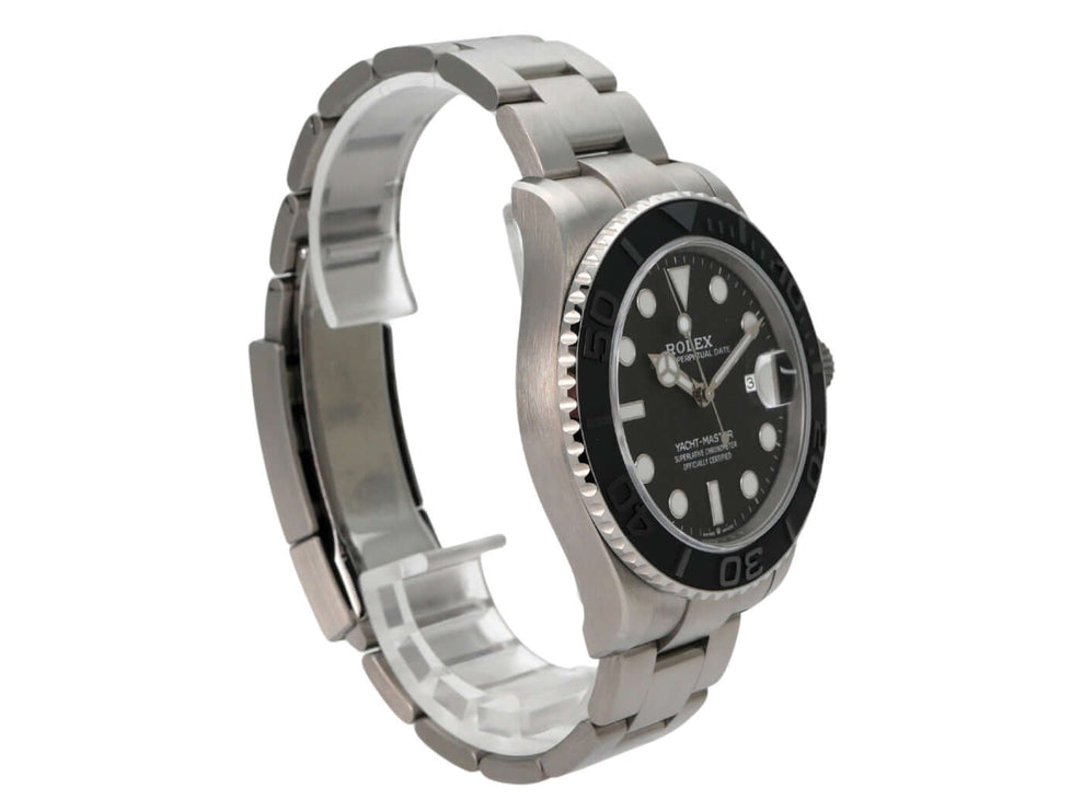 Rolex Yacht-Master 42 Titan 226627 mit schwarzem Zifferblatt und poliertem Titanband, seitliche Ansicht.