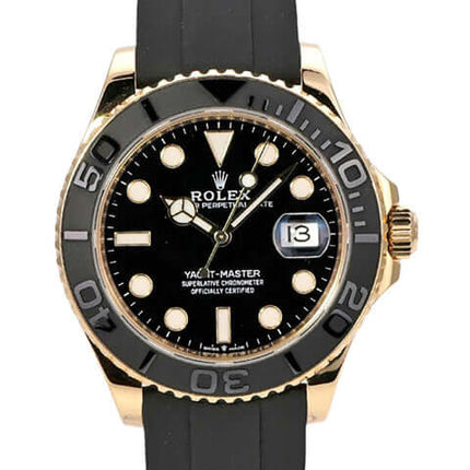 Rolex Yacht-Master 42 Gelbgold 226658 mit schwarzem Zifferblatt und Oyster Kautschukband.