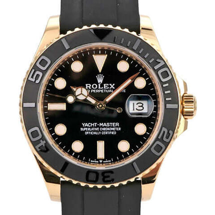 Rolex Yacht-Master 42 Gelbgold 226658 mit schwarzem Zifferblatt und Oyster Kautschukband.