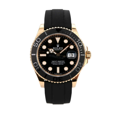 Rolex Yacht-Master 42 Gelbgold 226658, schwarze Uhr mit Kautschukband und goldener Lünette, sportliches Design