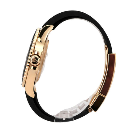 Rolex Yacht-Master 42 Gelbgold 226658 in seitlicher Ansicht mit schwarzem Kautschukband und poliertem Gelbgoldgehäuse.