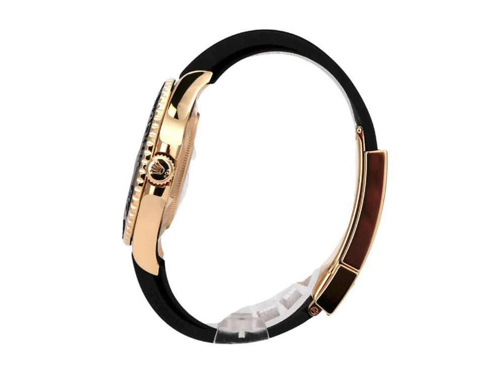 Rolex Yacht-Master 42 Gelbgold 226658 in seitlicher Ansicht mit schwarzem Kautschukband und poliertem Gelbgoldgehäuse.