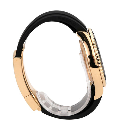 Rolex Yacht-Master 42 Gelbgold 226658 seitliche Ansicht mit Oyster Kautschukband und 18 kt Gelbgold Gehäuse