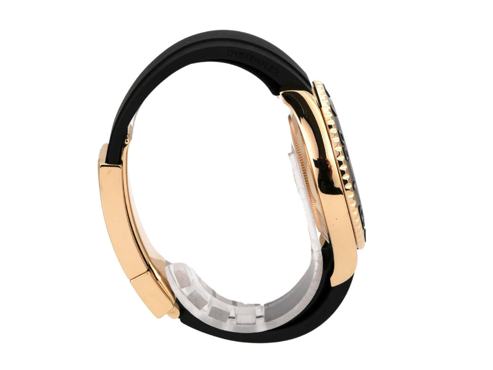 Rolex Yacht-Master 42 Gelbgold 226658 seitliche Ansicht mit Oyster Kautschukband und 18 kt Gelbgold Gehäuse