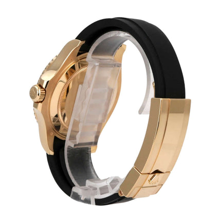 Rolex Yacht-Master 42 Gelbgold 226658 Seitenansicht mit Oyster Kautschukband und sicherem Faltschließe.