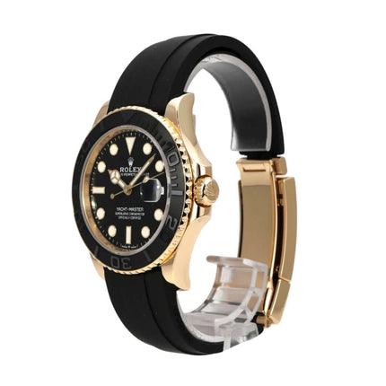 Rolex Yacht-Master 42 Gelbgold 226658 mit schwarzem Zifferblatt und Oyster Kautschukband.