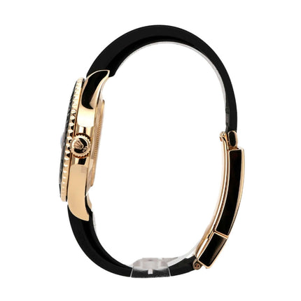 Seitenansicht der Rolex Yacht-Master 42 Gelbgold 226658 mit schwarzem Kautschukband und gelbgoldenem Gehäuse.