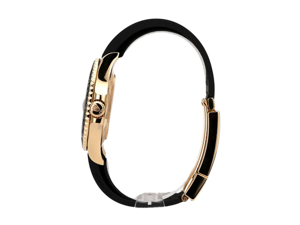 Seitenansicht der Rolex Yacht-Master 42 Gelbgold 226658 mit schwarzem Kautschukband und gelbgoldenem Gehäuse.