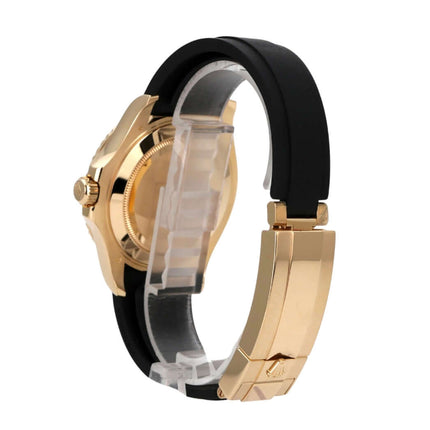 Rolex Yacht-Master 42 Gelbgold 226658 seitliche Ansicht mit schwarzem Kautschukband und Goldschließe