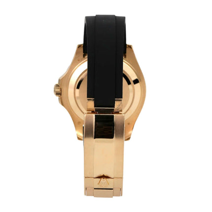 Rolex Yacht-Master 42 Gelbgold 226658 Rückansicht mit schwarzem Kautschukarmband und Gelbgoldgehäuse.