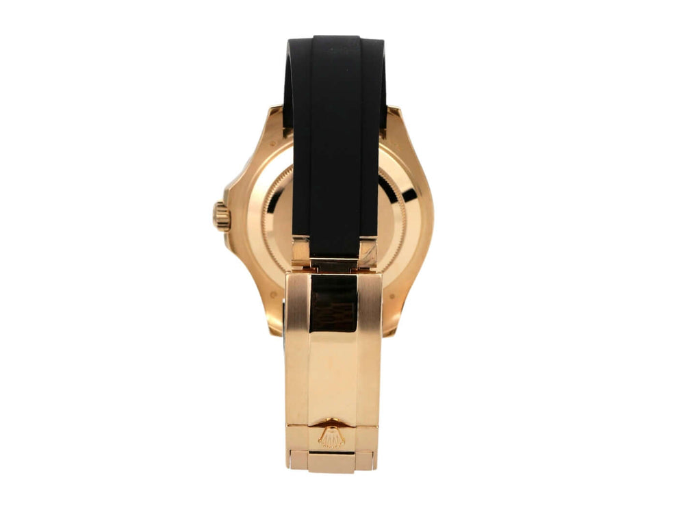 Rolex Yacht-Master 42 Gelbgold 226658 Rückansicht mit schwarzem Kautschukarmband und Gelbgoldgehäuse.