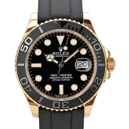 Rolex Yacht-Master 42 Gelbgold 226658, schwarze Zifferblattansicht mit Oyster-Kautschukband und Keramiklünette