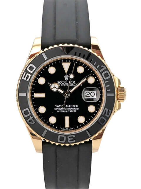 Rolex Yacht-Master 42 Gelbgold 226658, schwarze Zifferblattansicht mit Oyster-Kautschukband und Keramiklünette