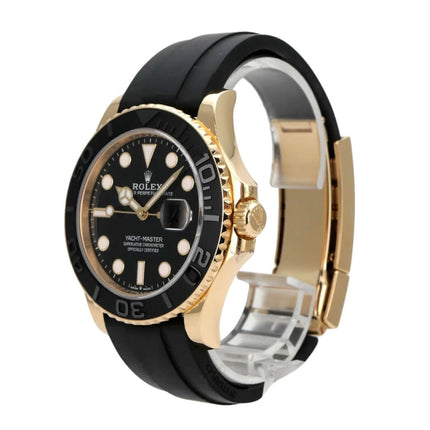 Rolex Yacht-Master 42 Gelbgold 226658, schwarze Zifferblattansicht mit Oyster-Kautschukband und Gelbgoldgehäuse