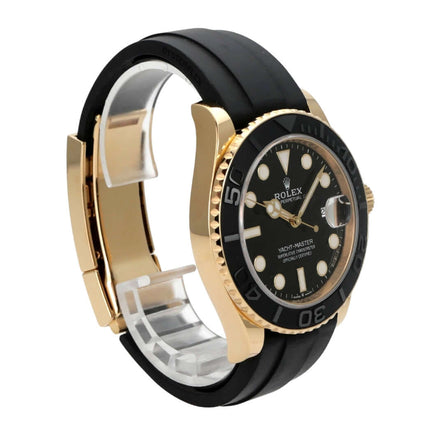 Rolex Yacht-Master 42 Gelbgold 226658, schwarze Zifferblatt-Ansicht mit Oyster-Kautschukband und Gelbgoldgehäuse