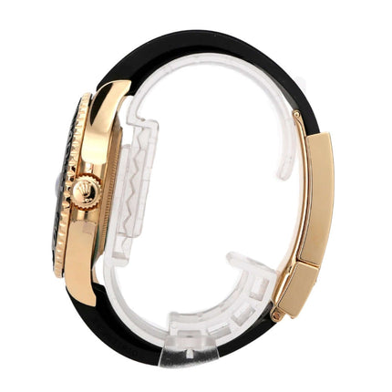 Rolex Yacht-Master 42 Gelbgold 226658, Seitenansicht mit 18 kt Gelbgold und schwarzem Oyster-Kautschukband