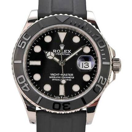 Rolex Yacht-Master 42 Weißgold 226659 mit schwarzem Zifferblatt und Oyster-Kautschukband.