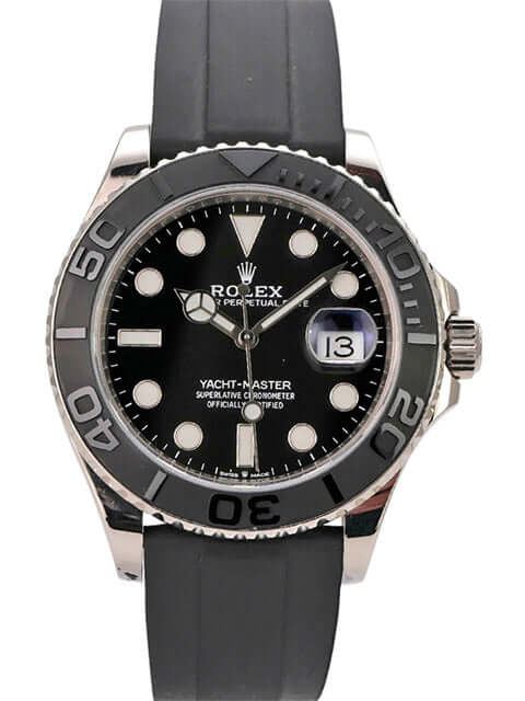 Rolex Yacht-Master 42 Weißgold 226659 mit schwarzem Zifferblatt und Oyster-Kautschukband.