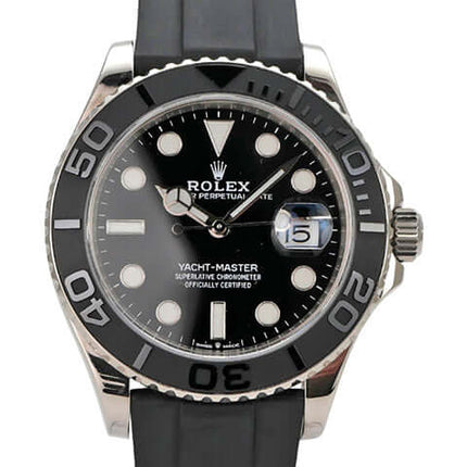 Rolex Yacht-Master 42 Weißgold 226659 mit schwarzem Zifferblatt und Oyster-Kautschukband.