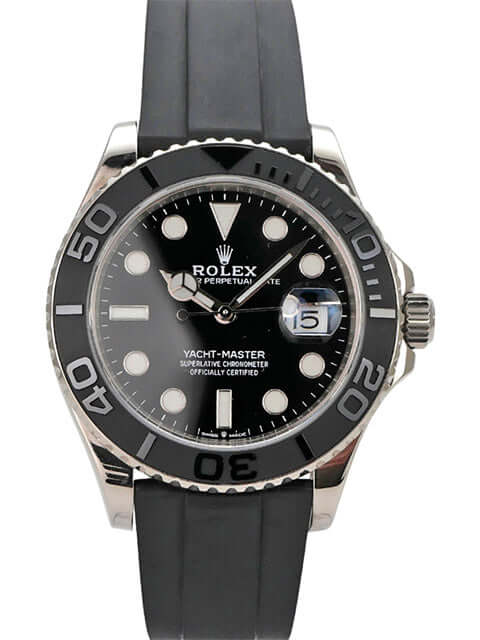 Rolex Yacht-Master 42 Weißgold 226659 mit schwarzem Zifferblatt und Oyster-Kautschukband.