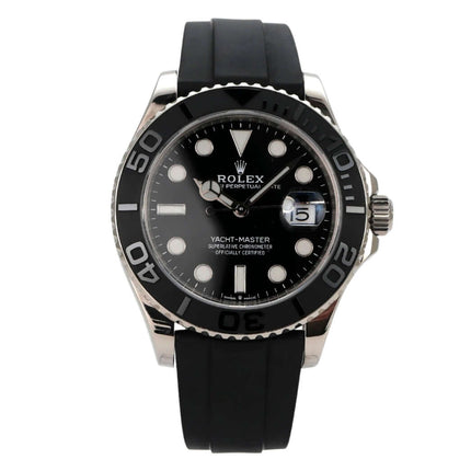 Rolex Yacht-Master 42 Weißgold 226659 mit schwarzem Zifferblatt und Oyster-Kautschukband.