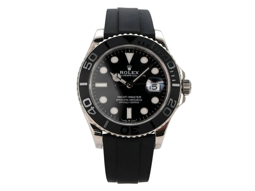 Rolex Yacht-Master 42 Weißgold 226659 mit schwarzem Zifferblatt und Oyster-Kautschukband.