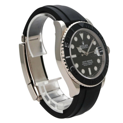 Rolex Yacht-Master 42 Weißgold 226659 zeigt ein schwarzes Zifferblatt und ein Oyster-Kautschukband.