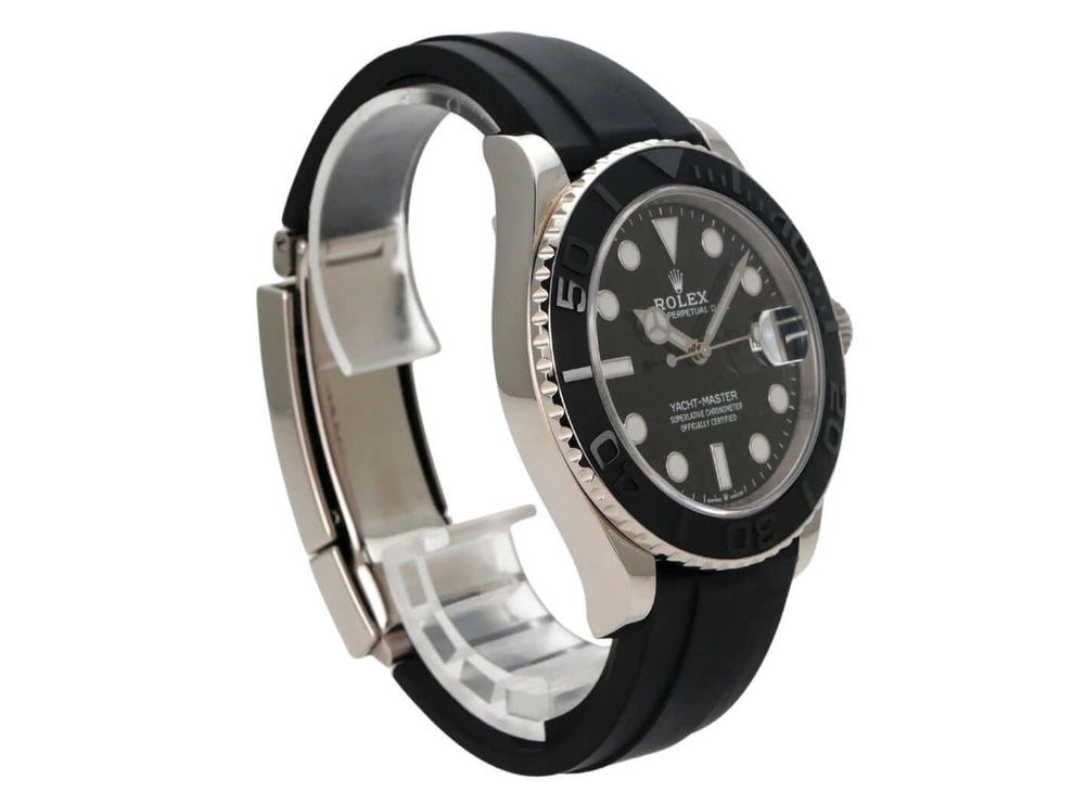 Rolex Yacht-Master 42 Weißgold 226659 zeigt ein schwarzes Zifferblatt und ein Oyster-Kautschukband.