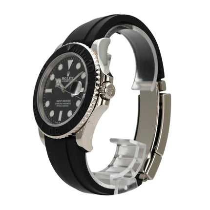 Rolex Yacht-Master 42 Weißgold 226659 auf schwarzem Kautschukband mit geprägtem Zifferblatt und drehbarer Lünette.