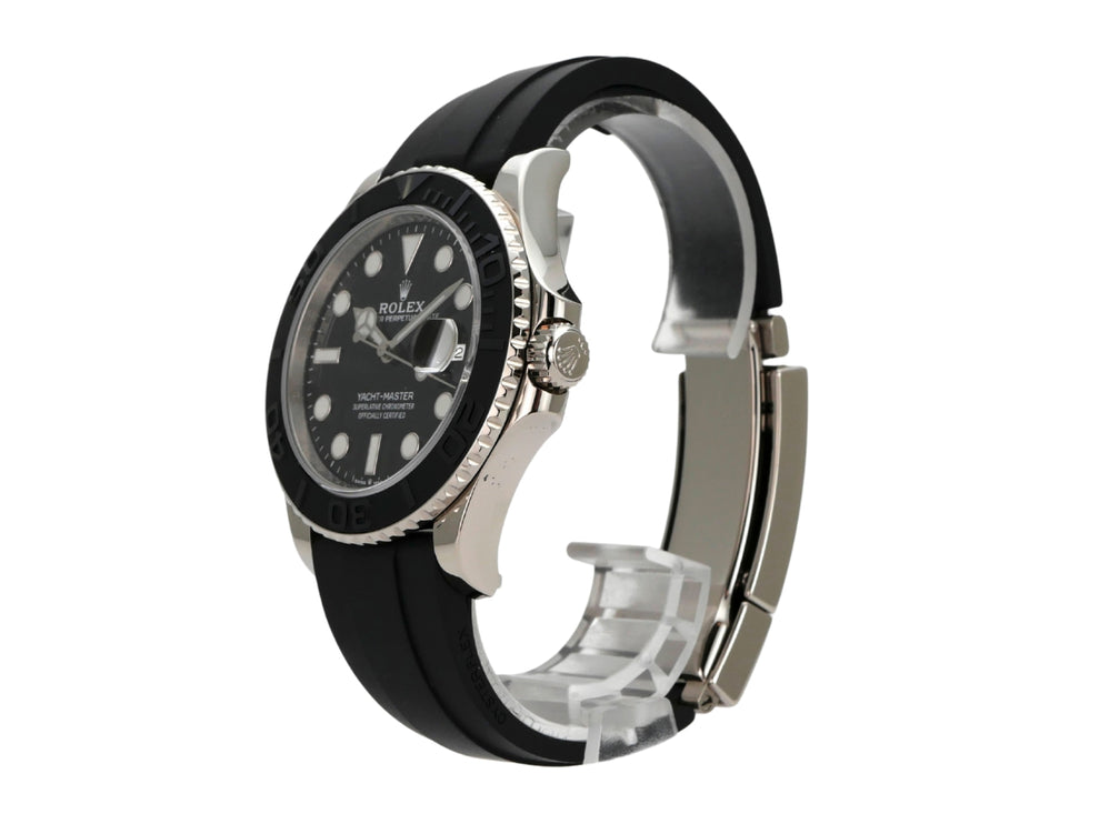 Rolex Yacht-Master 42 Weißgold 226659 auf schwarzem Kautschukband mit geprägtem Zifferblatt und drehbarer Lünette.