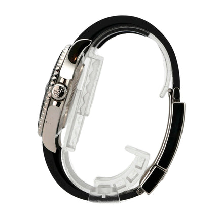 Rolex Yacht-Master 42 Weißgold 226659 seitliche Ansicht des Gehäuses und des Oyster Kautschukbands.