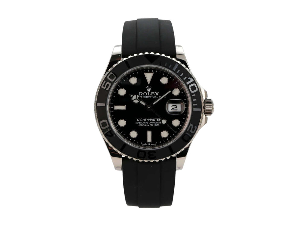 Nahaufnahme des Schwarzes Zifferblatts der Rolex Yacht-Master 42 Weißgold 226659 mit gefassten Leuchtindizes und Leuchtzeigern.