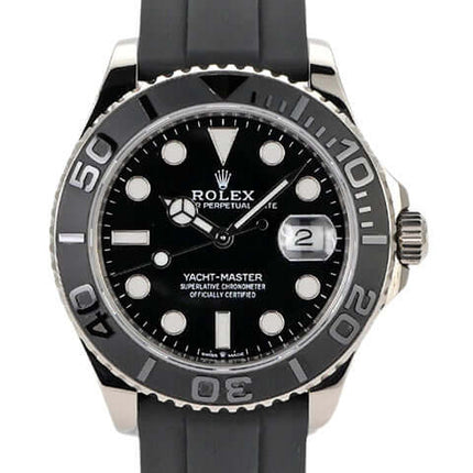 Rolex Yacht-Master 42 Weißgold Ref. 226659 mit schwarzem Zifferblatt und Oyster Kautschukband.