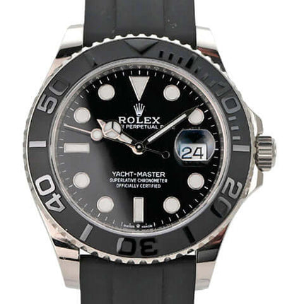 Rolex Yacht-Master 42 Weißgold 226659 mit schwarzem Zifferblatt und Oyster-Kautschukband.