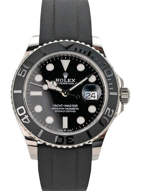 Rolex Yacht-Master 42 Weißgold 226659 mit schwarzem Zifferblatt und Oyster-Kautschukband.