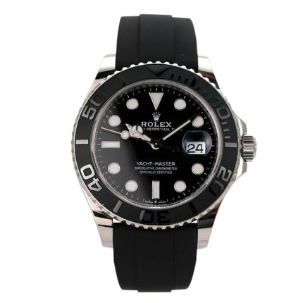 Rolex Yacht-Master 42 Weißgold 226659 mit schwarzem Zifferblatt und Oyster-Kautschukband.