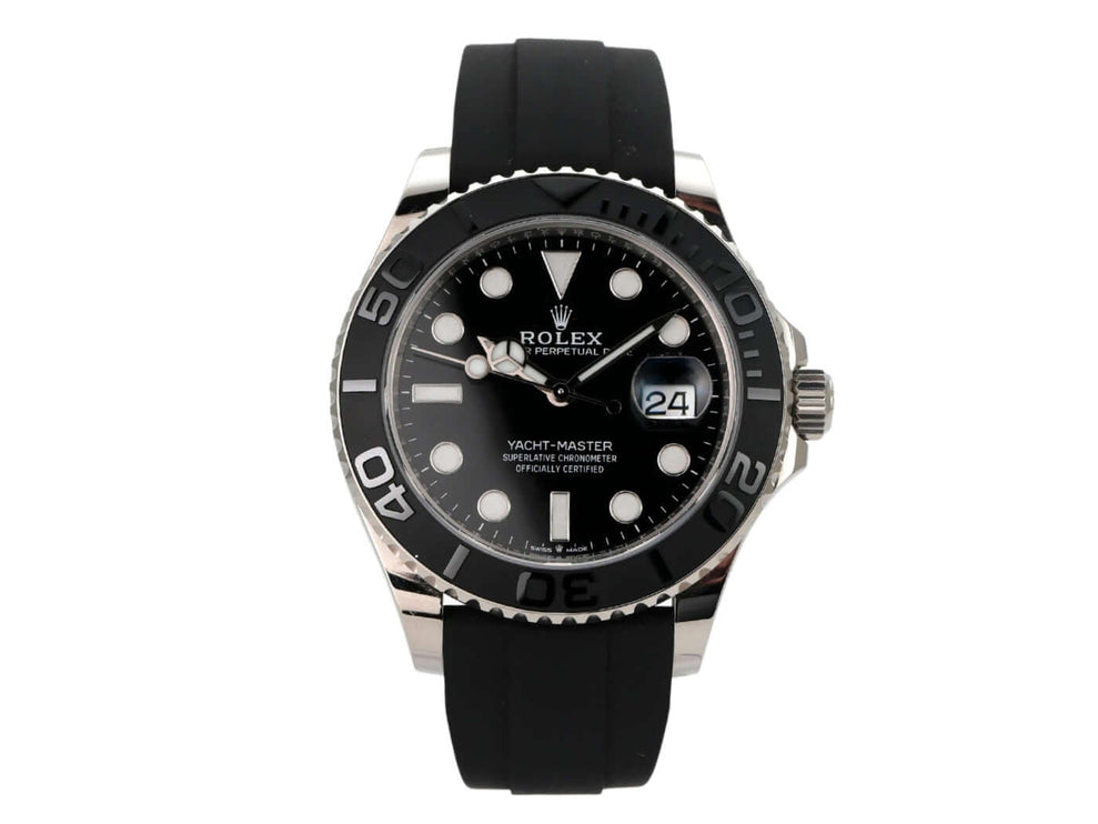 Rolex Yacht-Master 42 Weißgold 226659 mit schwarzem Zifferblatt und Oyster-Kautschukband.