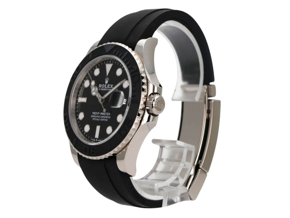 Rolex Yacht-Master 42 Weißgold 226659 mit schwarzem Zifferblatt und Oyster-Kautschukband.