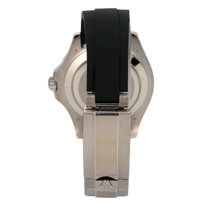 Rolex Yacht-Master 42 Weißgold 226659 Rückansicht mit schwarzem Oyster-Kautschukband.