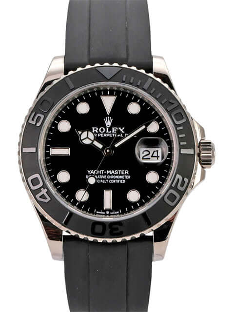 Rolex Yacht-Master 42 Weißgold Ref. 226659 mit schwarzem Zifferblatt und Kautschukband.