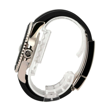 Rolex Yacht-Master 42 Weißgold Ref. 226659 seitliche Ansicht mit Oyster Kautschukband und poliertem 18 kt Weißgold Gehäuse.