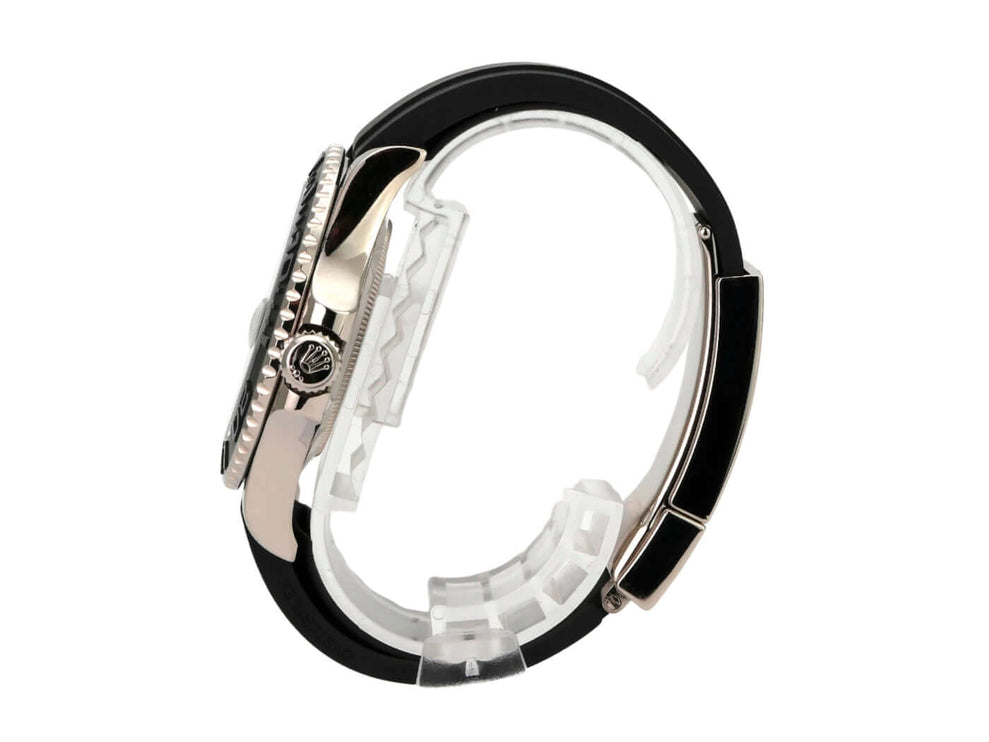 Rolex Yacht-Master 42 Weißgold Ref. 226659 seitliche Ansicht mit Oyster Kautschukband und poliertem 18 kt Weißgold Gehäuse.